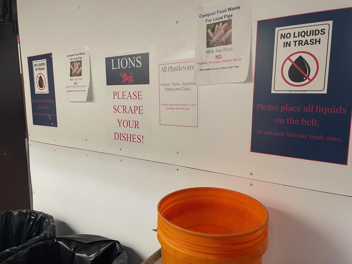 Signs at the dish return remind students of small steps they can take to have a big impact. 