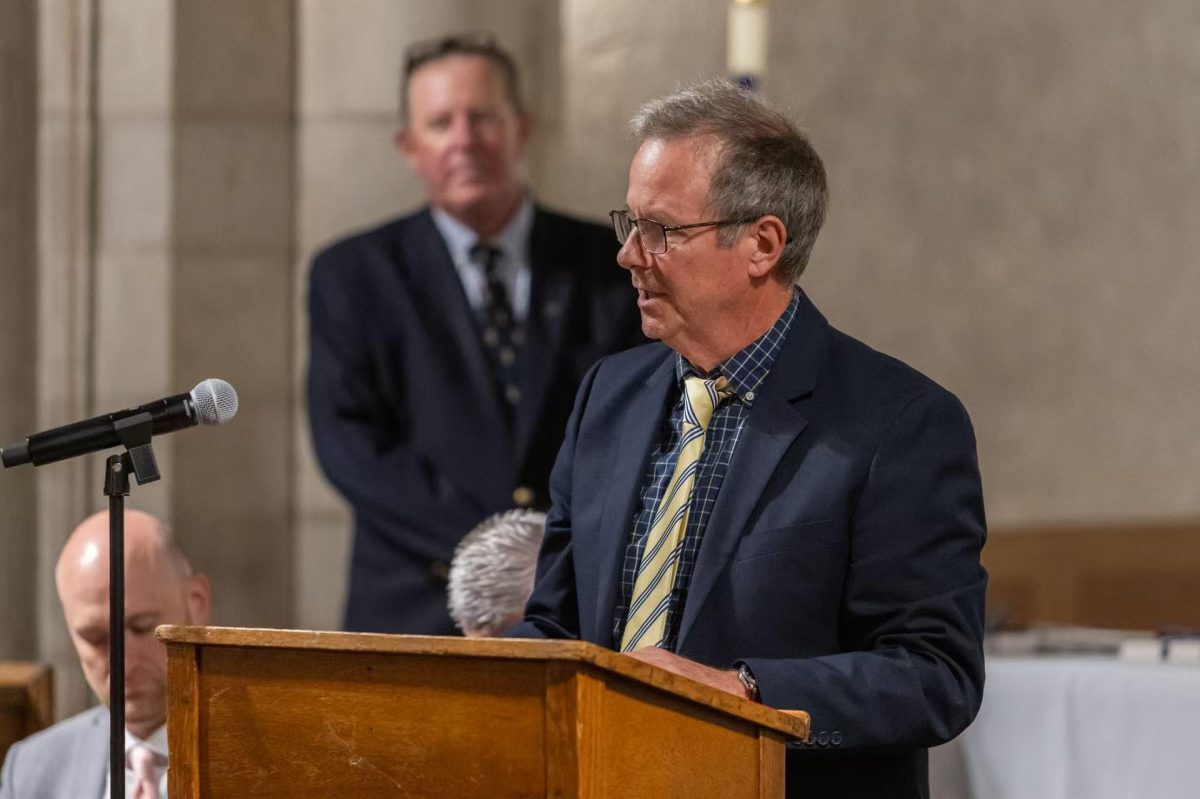 Dr. Green presents the Physics Prize